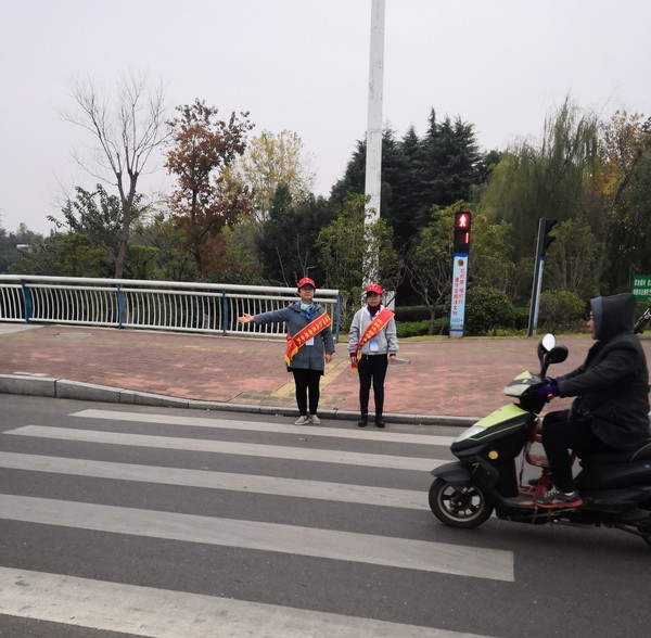 市文广新局、皖西博物馆开展&rdquo;文明礼让斑马线 我是党员我带头&ldquo;活动1.jpg