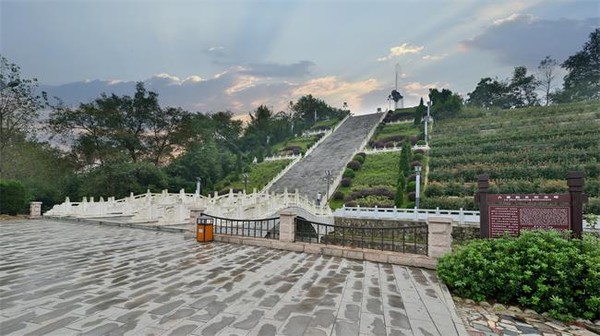 纪念塔.jpg